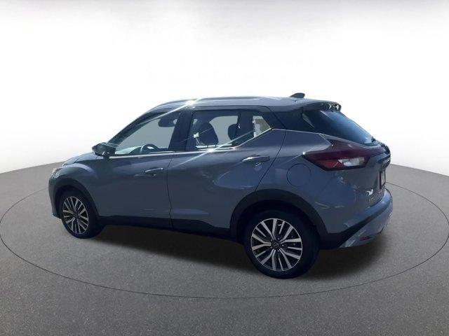 Photo of 2024 Boulder Gray Pearl Nissan Kicks