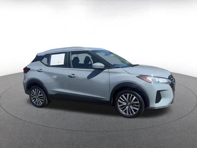 Photo of 2024 Boulder Gray Pearl Nissan Kicks