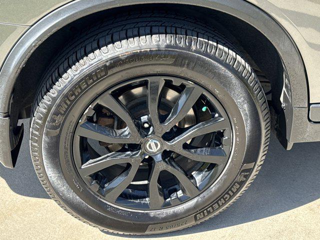 Photo of 2017 Gun Metallic Nissan Rogue