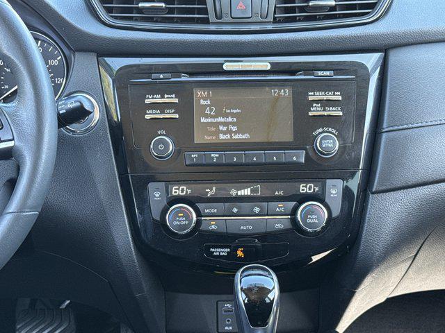 Photo of 2017 Gun Metallic Nissan Rogue
