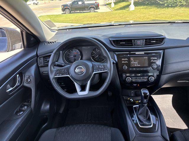 Photo of 2017 Gun Metallic Nissan Rogue