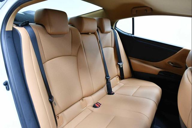 Photo of 2024 Eminent White Pearl Lexus ES 250