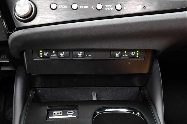 Photo of 2024 Eminent White Pearl Lexus ES 250