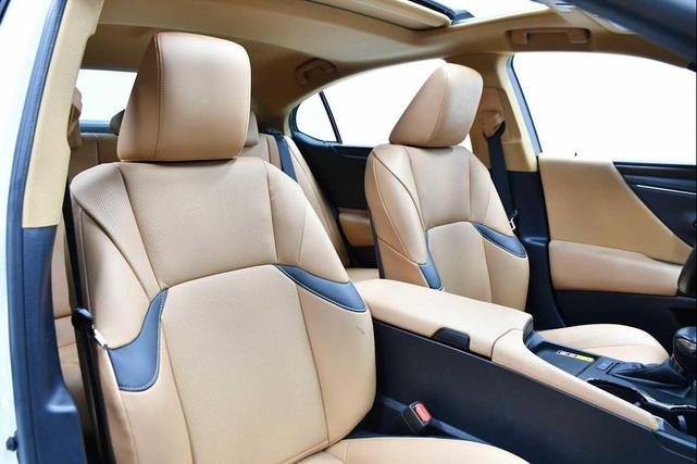 Photo of 2024 Eminent White Pearl Lexus ES 250