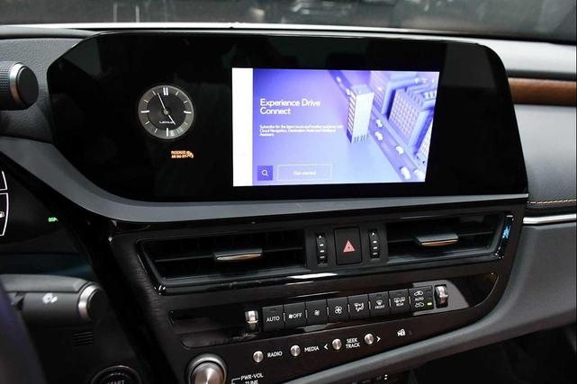 Photo of 2024 Eminent White Pearl Lexus ES 250