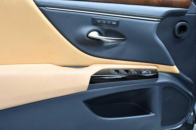 Photo of 2024 Eminent White Pearl Lexus ES 250