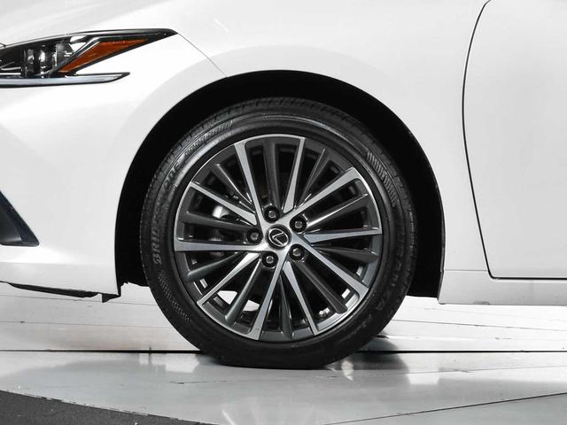 Photo of 2024 Eminent White Pearl Lexus ES 250