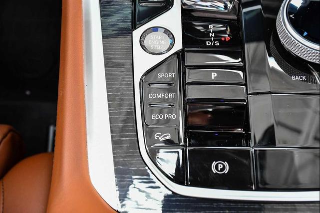 Photo of 2025 Black Sapphire Metallic BMW X6