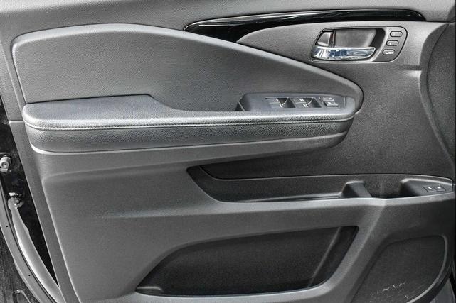 Photo of 2017 Crystal Black Pearl Honda Pilot