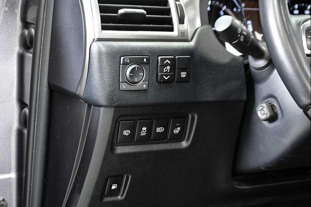 Photo of 2023 Atomic Silver Lexus GX 460