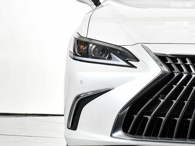 Photo of 2024 Eminent White Pearl Lexus ES 250