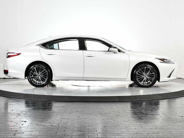 Photo of 2024 Eminent White Pearl Lexus ES 250