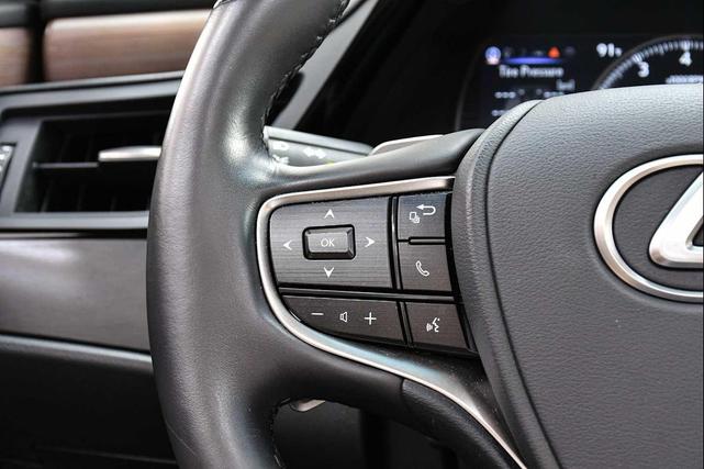 Photo of 2024 Eminent White Pearl Lexus ES 250