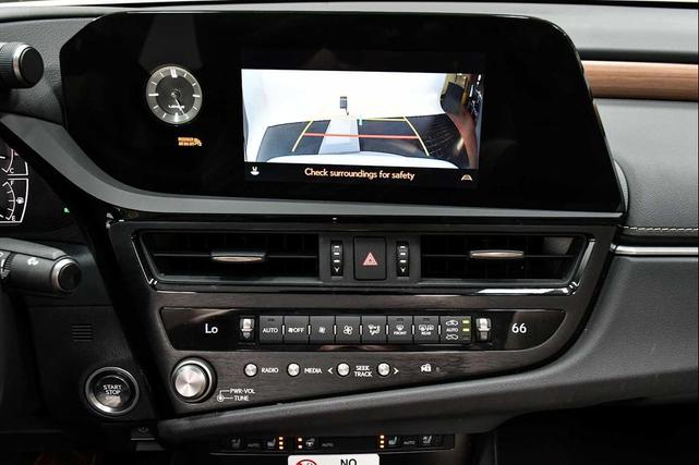 Photo of 2024 Eminent White Pearl Lexus ES 250