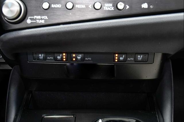 Photo of 2024 Eminent White Pearl Lexus ES 250