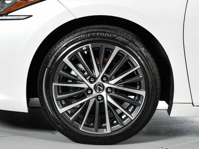 Photo of 2024 Eminent White Pearl Lexus ES 250