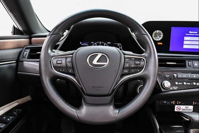 Photo of 2024 Eminent White Pearl Lexus ES 250