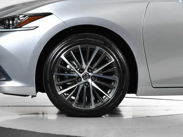 Photo of 2024 Iridium Lexus ES 350