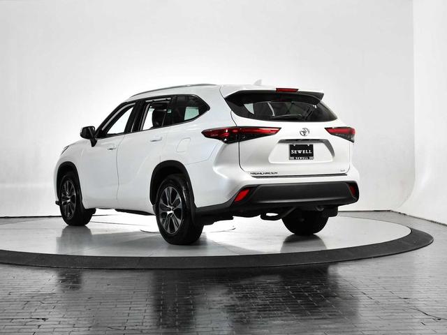 Photo of 2022 Wind Chill Pearl Toyota Highlander