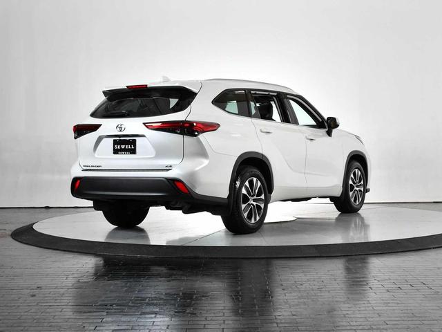 Photo of 2022 Wind Chill Pearl Toyota Highlander