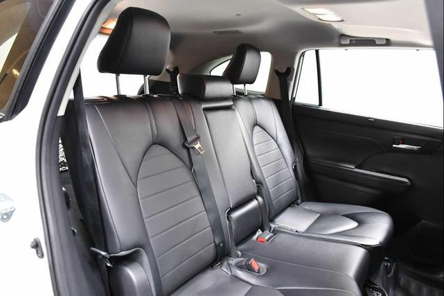 Photo of 2022 Wind Chill Pearl Toyota Highlander