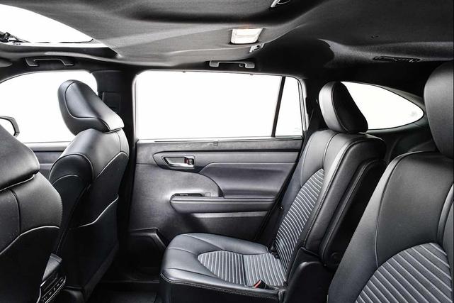 Photo of 2021 Blizzard Pearl Toyota Highlander