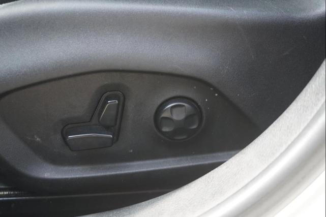 Photo of 2018 White Clearcoat Jeep Compass