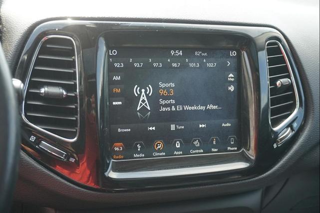 Photo of 2018 White Clearcoat Jeep Compass