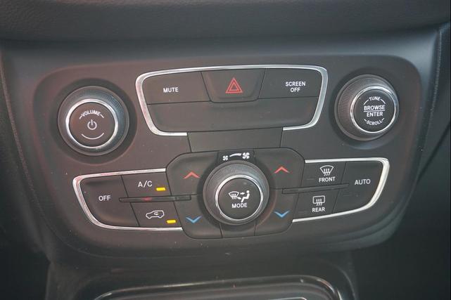 Photo of 2018 White Clearcoat Jeep Compass