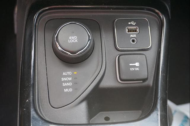 Photo of 2018 White Clearcoat Jeep Compass
