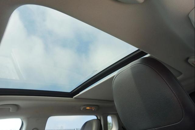 Photo of 2018 White Clearcoat Jeep Compass