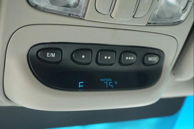 Photo of 2005 Maroonm Toyota Sienna