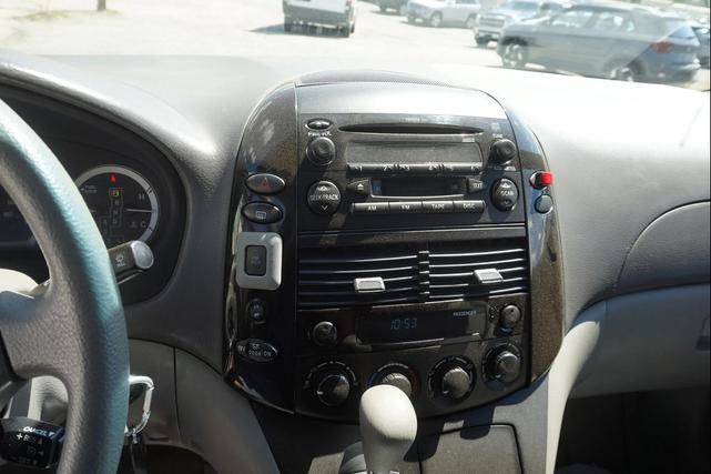 Photo of 2005 Maroonm Toyota Sienna
