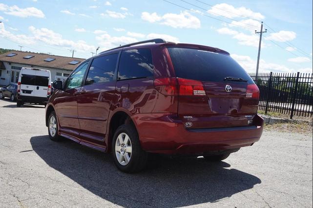 Photo of 2005 Maroonm Toyota Sienna