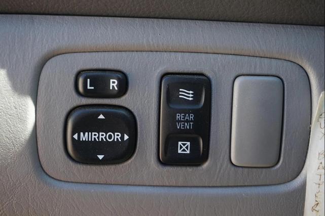 Photo of 2005 Maroonm Toyota Sienna