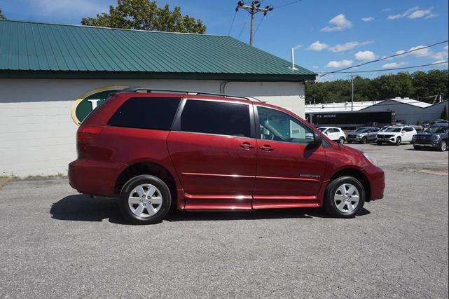 Photo of 2005 Maroonm Toyota Sienna