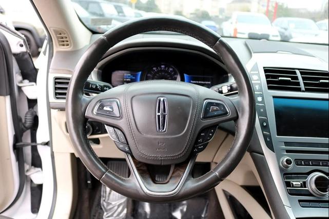 Photo of 2018 White Platinum Metallic Tri-Coat Lincoln MKZ Hybrid