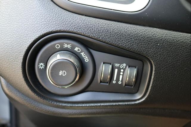 Photo of 2018 Glacier Metallic Jeep Renegade