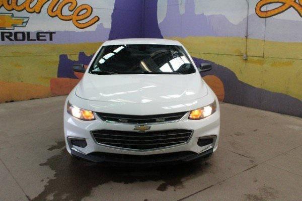 Photo of 2017 Summit White Chevrolet Malibu