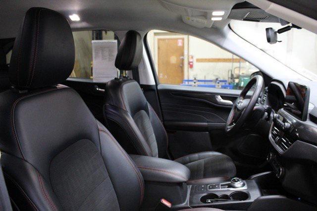Photo of 2022 Oxford White Ford Escape