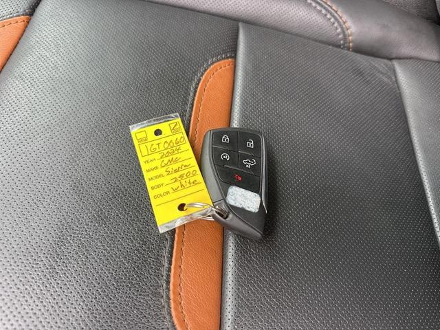 Photo of 2024 Summit White GMC Sierra 2500