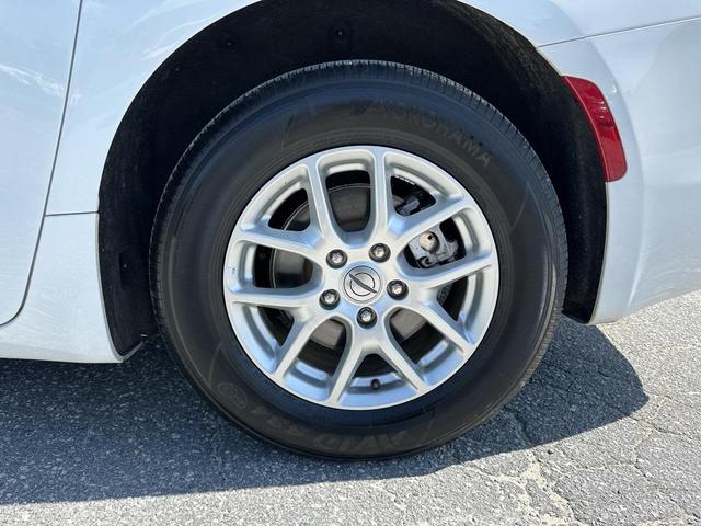 Photo of 2023 Bright White Clearcoat Chrysler Voyager