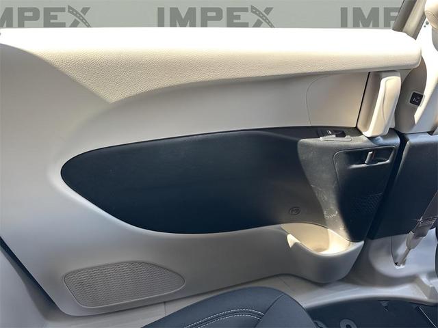 Photo of 2023 Bright White Clearcoat Chrysler Voyager