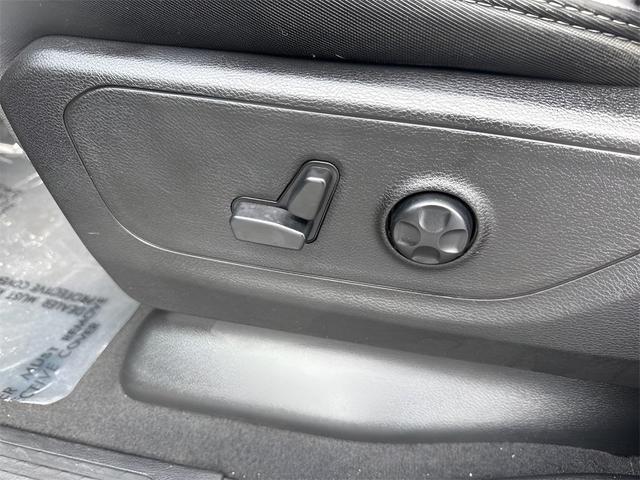 Photo of 2019 Diamond Black Crystal Pearlcoat RAM 1500