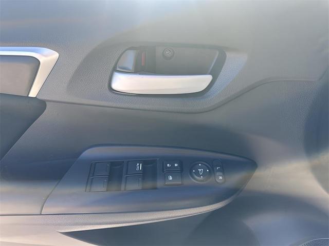 Photo of 2020 Platinum White Pearl Honda Fit