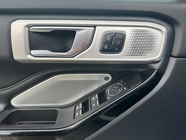 Photo of 2022 Iconic Silver Metallic Ford Explorer
