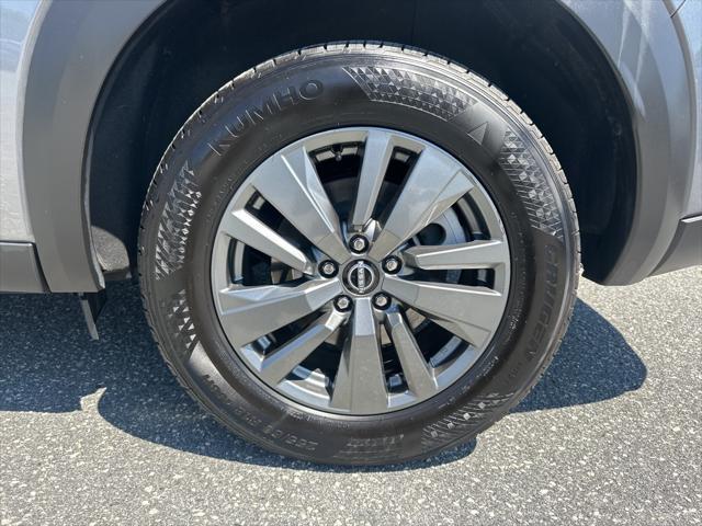 Photo of 2024 Gun Metallic Nissan Pathfinder