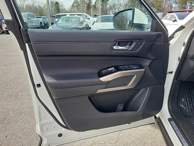 Photo of 2024 Pearl White Tricoat Nissan Pathfinder