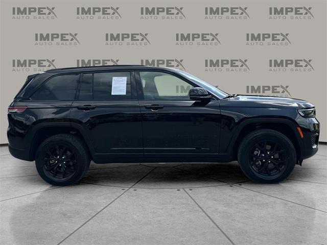 Photo of 2024 Diamond Black Crystal Pearlcoat Jeep Grand Cherokee