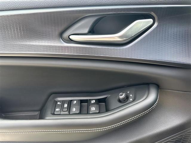 Photo of 2024 Diamond Black Crystal Pearlcoat Jeep Grand Cherokee